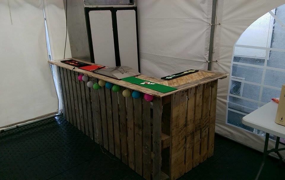 28 Awesome DIY Bar Ideas For The Perfect Summer Project